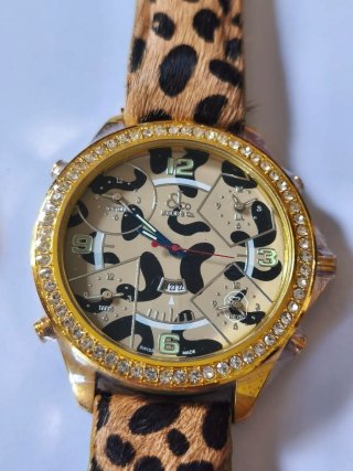 Reloj Jacob 5 usos horarios chapado en oro