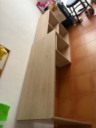 Escritorio de madera color beige y marrón