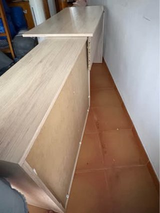 Escritorio de madera color beige y marrón