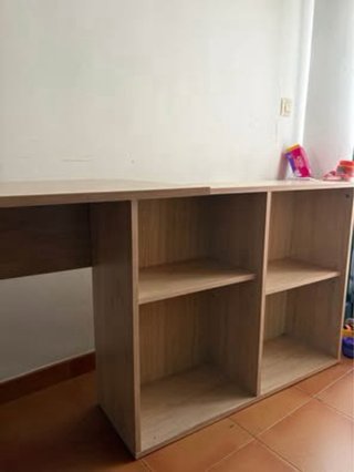 Escritorio de madera color beige y marrón