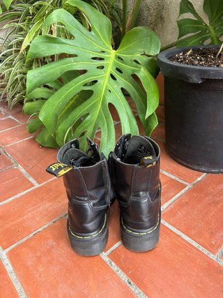 Stivali Dr. Martens in pelle con piattaforma da donna