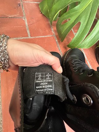 Stivali Dr. Martens in pelle con piattaforma da donna
