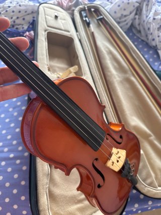 Violín casi nuevo con funda y arco
