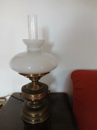 Lámpara de mesa antigua dorada y blanca
