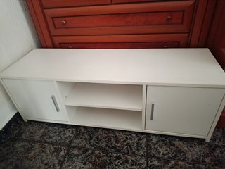 Mueble TV  blanco con puertas y estantes