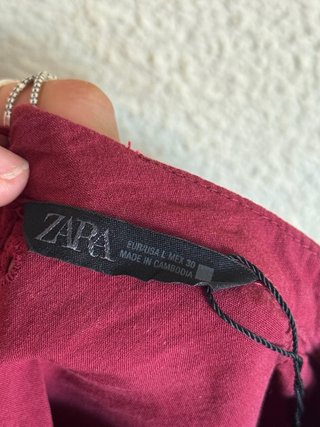 Blusa roja con volantes y bordados