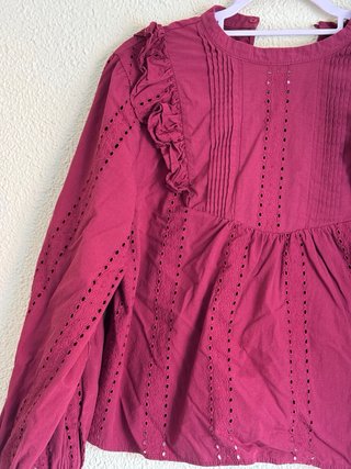 Blusa roja con volantes y bordados