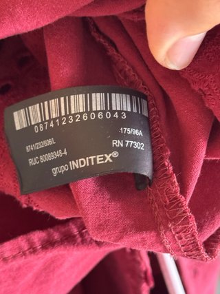 Blusa roja con volantes y bordados