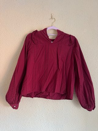 Blusa roja con volantes y bordados
