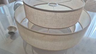 Lámpara de tela beige para salón