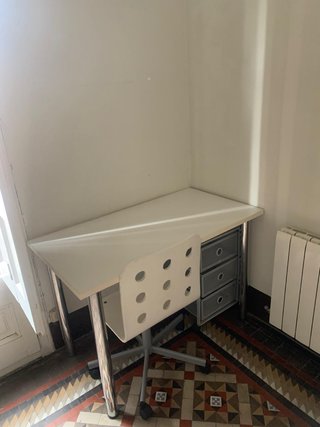 Escritorio con silla y cajonera