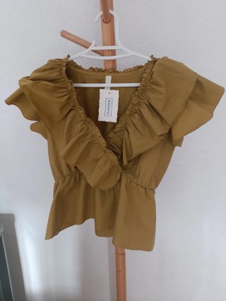 Blusa verde con volantes