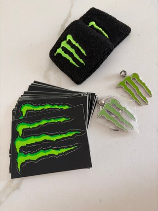 Pack Monster: Pegatinas, Llaveros y Muñequeras