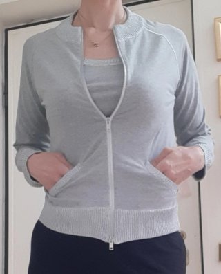 Completo List top e cardigan grigio