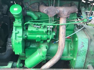 Tractor John Deere 515 restaurado con segadora