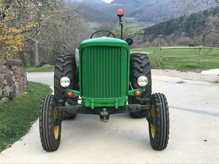 Tractor John Deere 515 restaurado con segadora