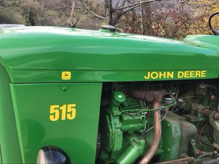 Tractor John Deere 515 restaurado con segadora