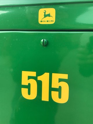 Tractor John Deere 515 restaurado con segadora