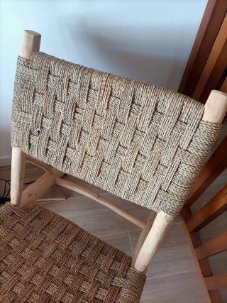 Silla artesanal de madera y yute