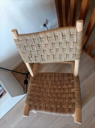 Silla artesanal de madera y yute