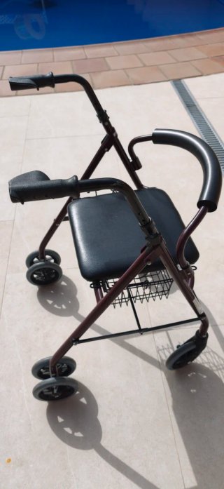 Andador para personas mayores con asiento