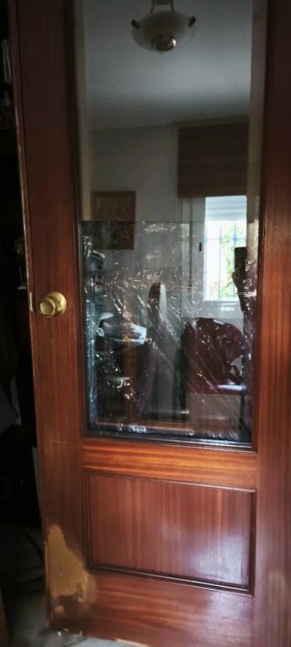 Puerta de madera con cristal