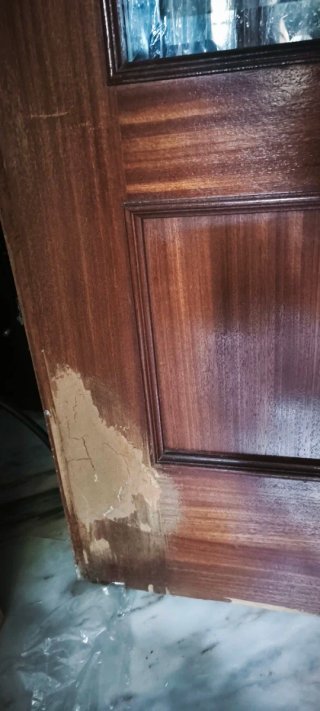 Puerta de madera con cristal