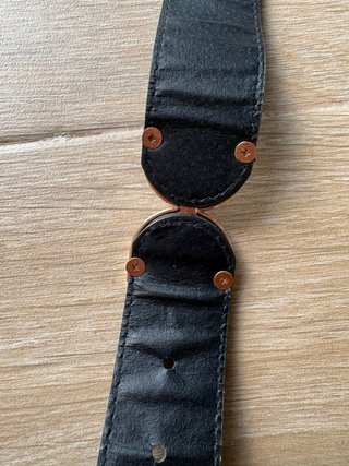 Cinturón negro con hebilla dorada