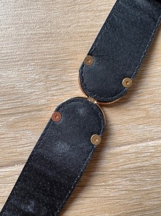 Cinturón negro con hebilla dorada