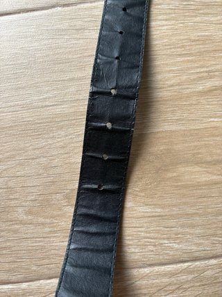 Cinturón negro con hebilla dorada
