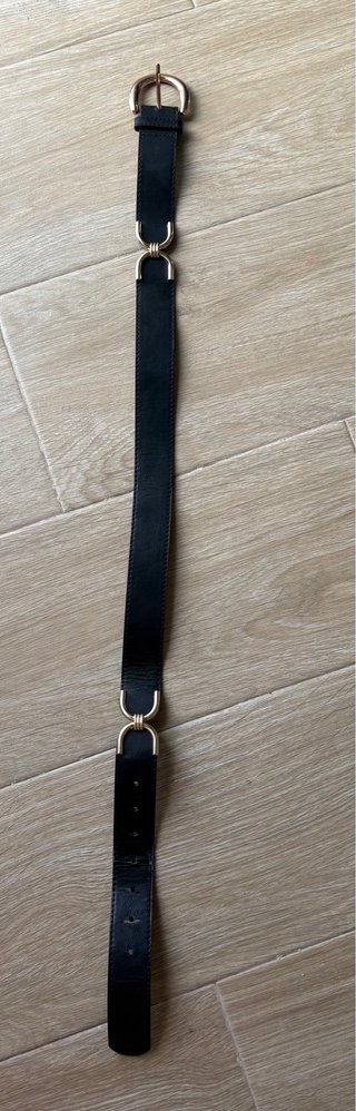 Cinturón negro con hebilla dorada