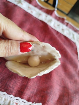 Decorazioni, conchiglia con perla in ceramica