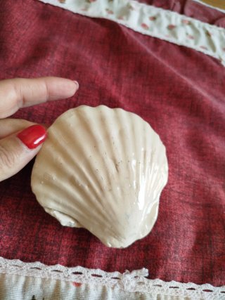 Decorazioni, conchiglia con perla in ceramica