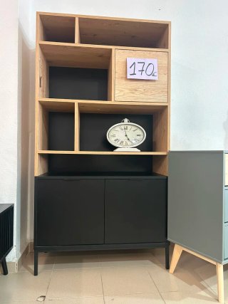 Estantería de madera y metal
