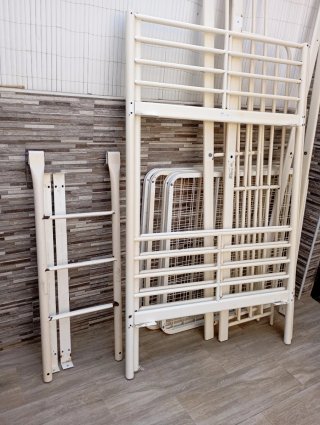 Litera IKEA SVÄRTA de metal blanco