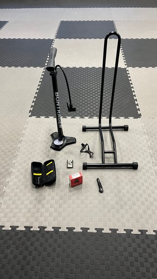 Pack Accesorios Bici: Bomba, Soporte y Más SIN USO