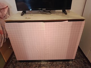 Mueble de madera con detalles rosas