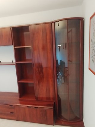 Mueble TV salón nogal cristal y madera
