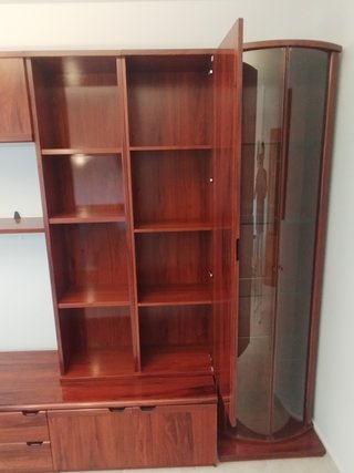 Mueble TV salón nogal cristal y madera