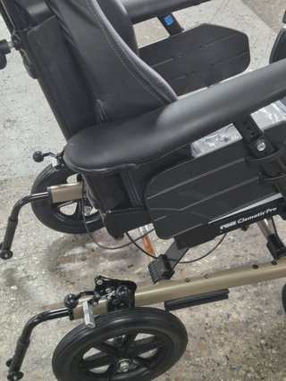 Silla de Ruedas Oscilante y Reclinable