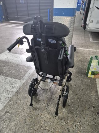 Silla de Ruedas Oscilante y Reclinable