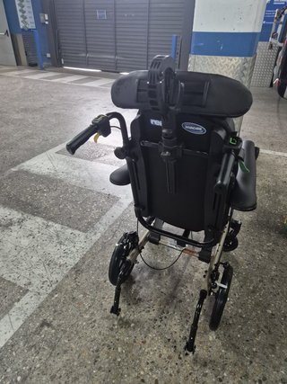 Silla de Ruedas Oscilante y Reclinable