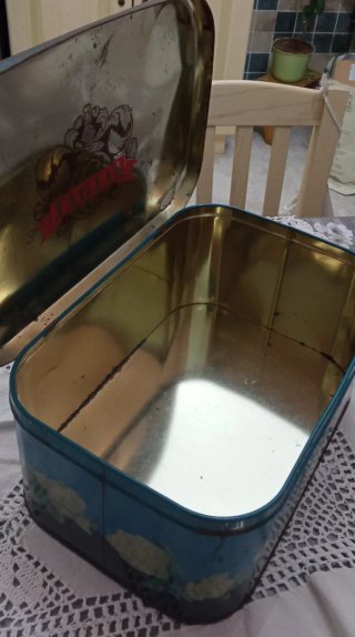 Scatola vintage in latta "Taglia"