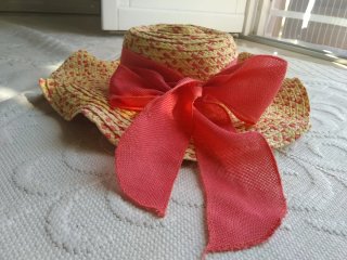 Cappello di paglia con fiocco rosa