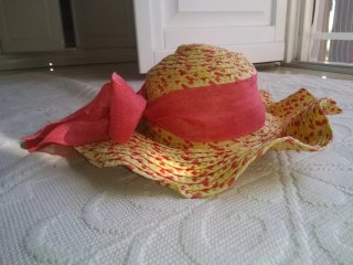Cappello di paglia con fiocco rosa