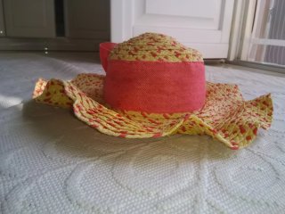 Cappello di paglia con fiocco rosa