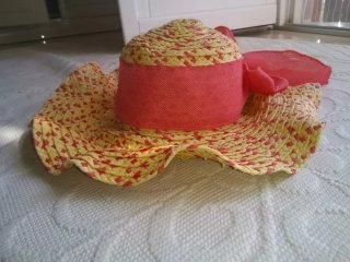 Cappello di paglia con fiocco rosa