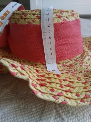 Cappello di paglia con fiocco rosa