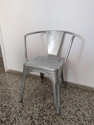 Silla industrial con brazos estilo Tolix / Lix