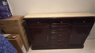 Mueble de madera con tapa de mármol